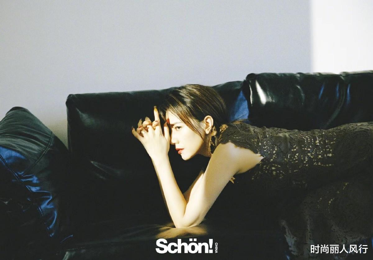 时尚丽人风行 高圆圆超大排场拍首封却翻车！穿高领礼服却像没脖子，脸也变方了