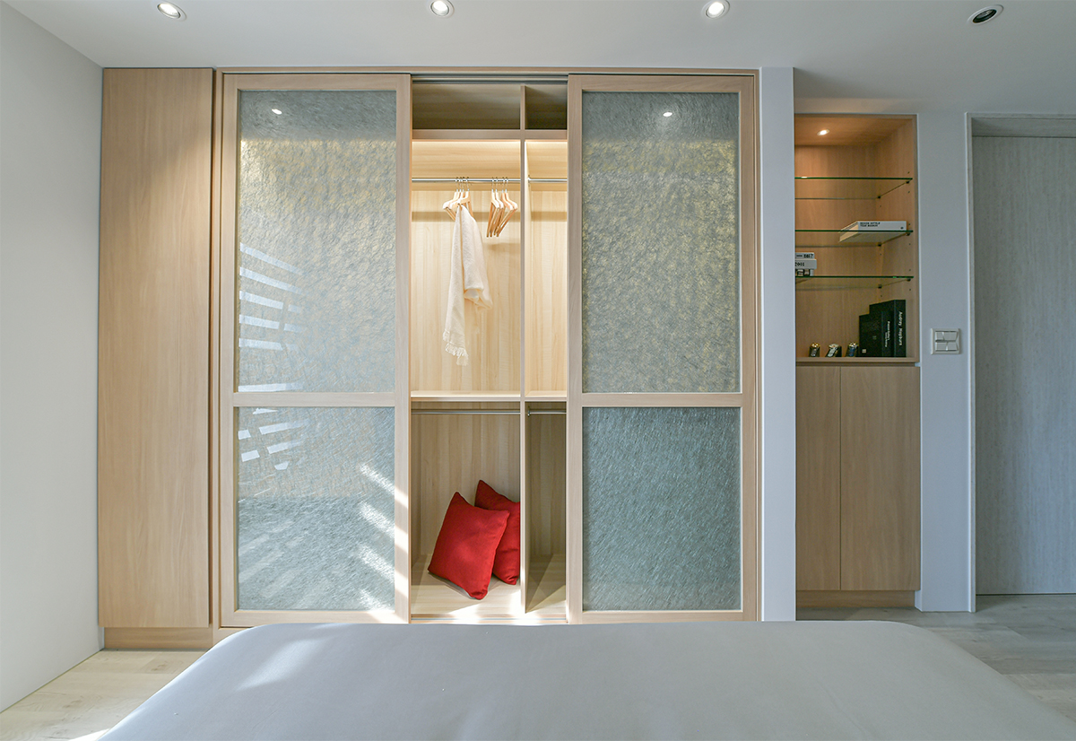 小美涵Emily|富足橘、永恒蓝……如何让截然不同的色系平衡搭配?