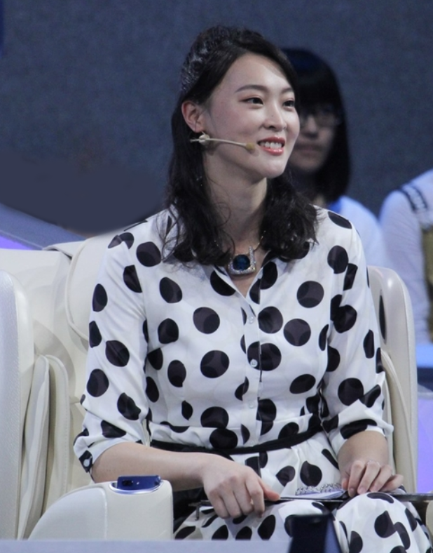 美人哒|惠若琪生女儿后逆生长！一袭印花裙美艳又大气，气质不输女明星