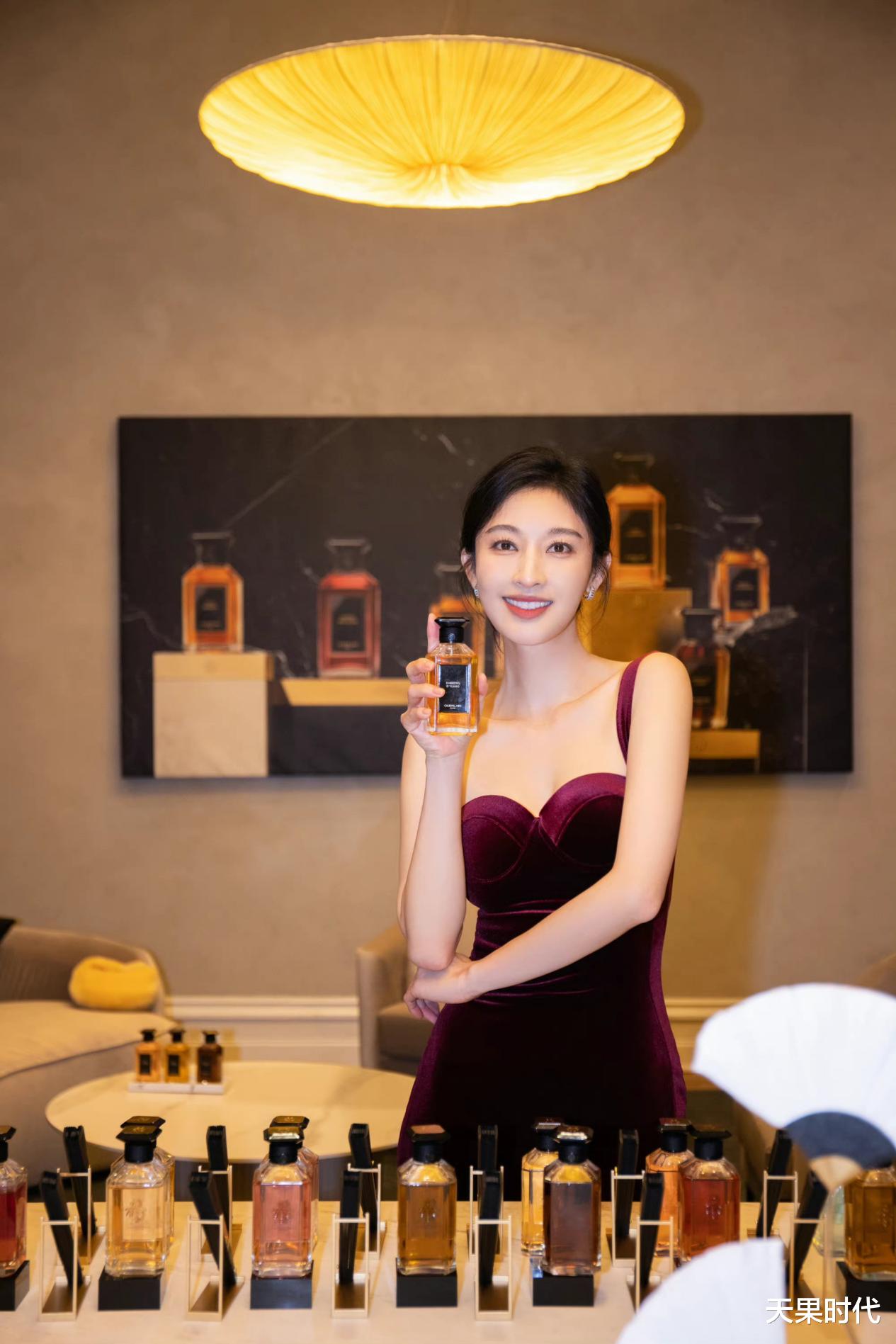 天果时代 张俪一袭酒红色绒面裙格外诱人,渐变拼接色显曲线美,优雅大气