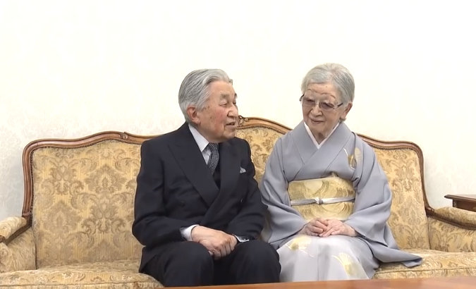 爱子公主 日本皇室新年全家福来啦！爱子公主盘起头发好美，却输给佳子公主