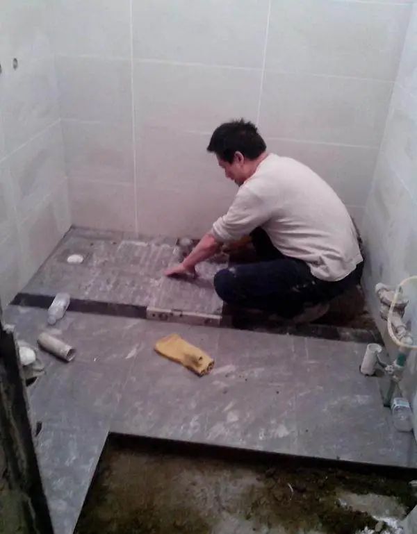 本来以为会被宰，没有想到师傅技术那么好，这瓷砖贴的没毛病