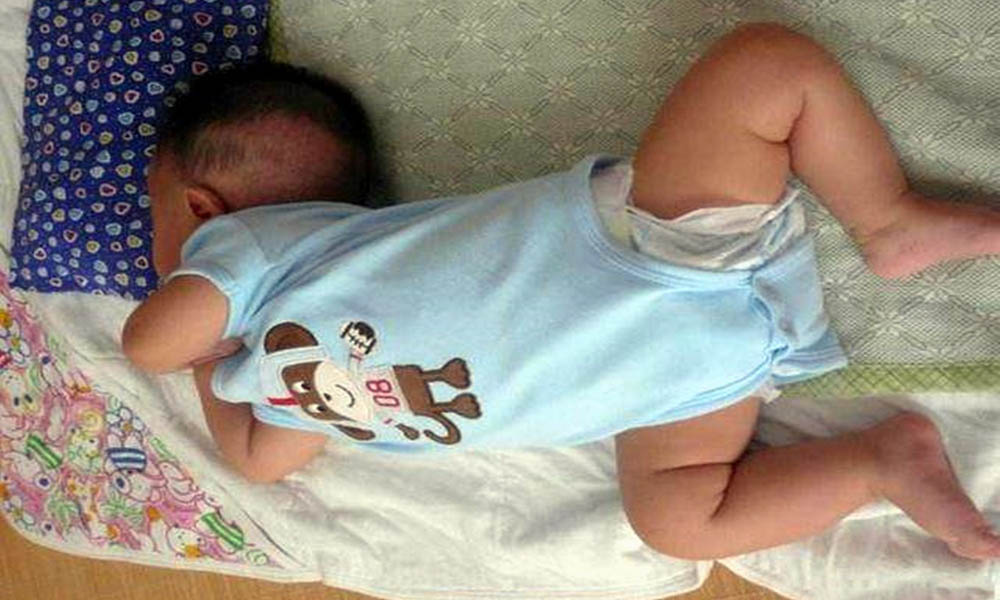 糖果的妈妈|宝宝睡觉扭来扭去好似“贪吃蛇”,3个原因令娃不安,赶紧排除