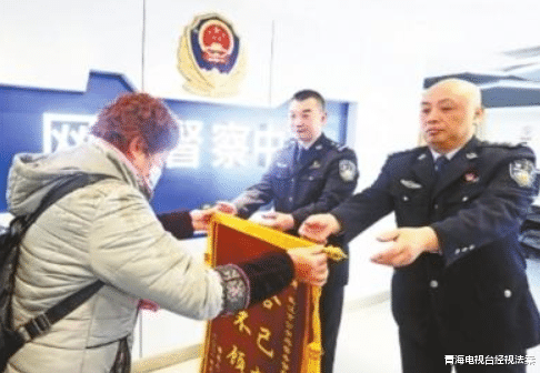 青海电视台经视法案 上游泄洪河水暴涨, 女子不慎被困河心, 众民警合力牵绳救人