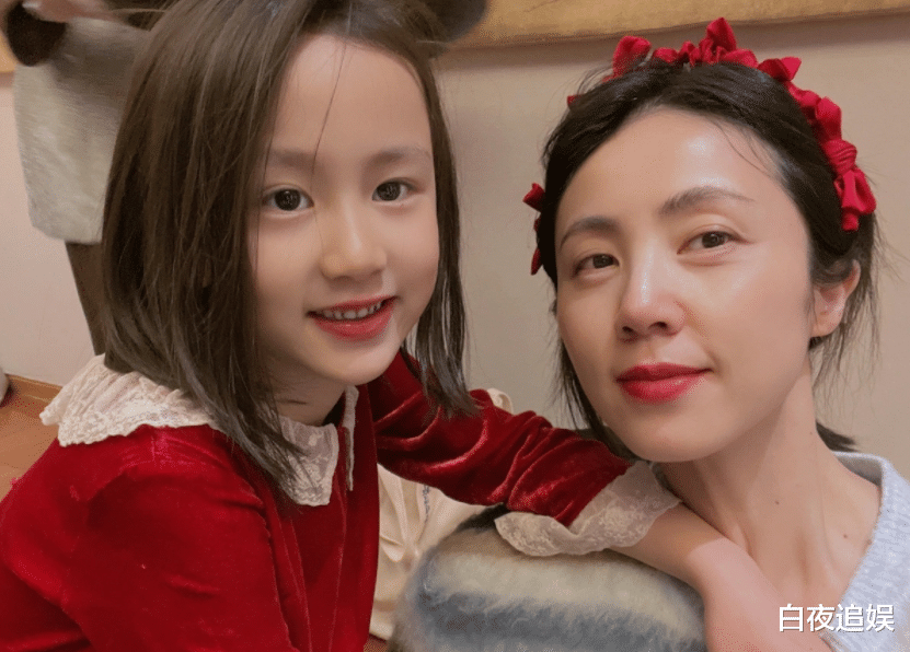 孙莉|孙莉圣诞节晒孩子，小女儿颜值不输黄多多，5岁儿子少见露正脸