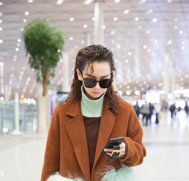 戚薇|戚薇梳大背头，格纹西装穿出霸总气质，和李承铉同框比帅