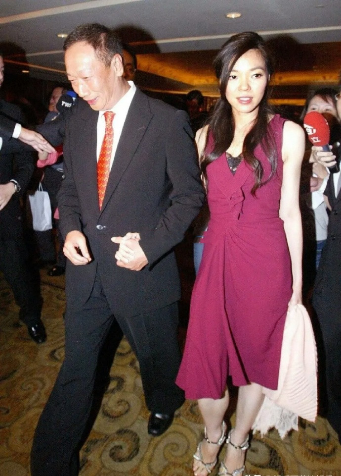 猫姐穿搭经|富士康老板娘真懂浪漫，穿减龄裙和71岁老公庆结婚13周年，甜到齁