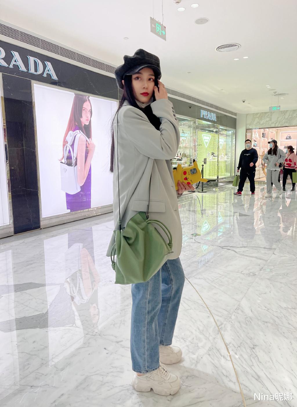 范冰冰|范冰冰正月造型被吐槽太瘦了，112斤瘦到撑不起西装，独自逛街无人识