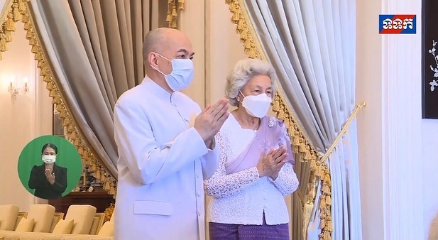 全球时尚风行 柬埔寨国王剃光头也很帅！85岁太后的穿搭真高级，白衣搭紫裙贼美