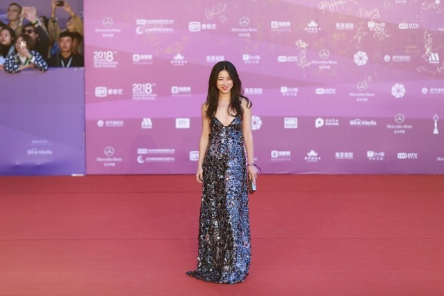 白小白的衣橱|朱珠的造型好迷人，穿“开胃裙”也不张扬，虽然招摇但不低俗