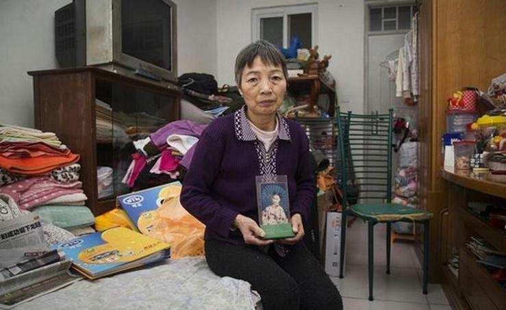 6旬老太冒死生龙凤胎,丈夫瘫痪在床,打七份工捡破烂养活孩子