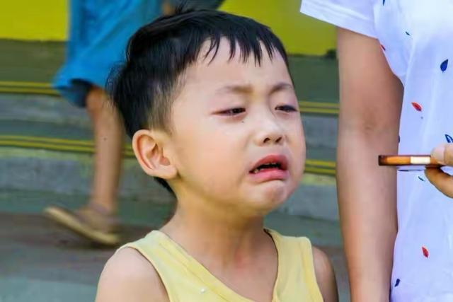 凝妈悟语|孩子有情绪哭的时候，是不许哭还是哄和劝？李玫瑾的观点值得参考