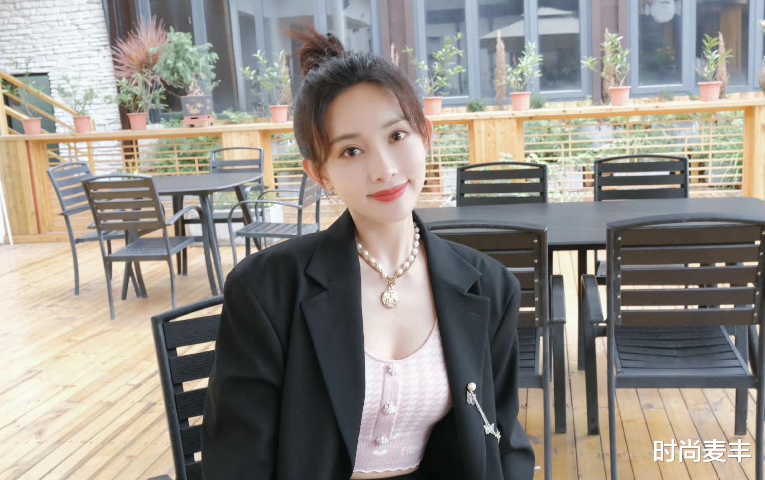 时尚麦丰|孟子义立秋写真，沉闷的黑色西服套装搭粉色的吊带，抢眼又性感