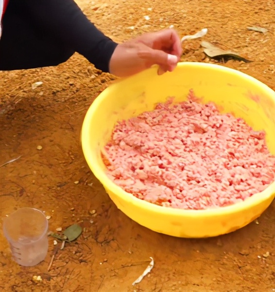 |游戏现实分不清！全服崇拜的钓鱼大师河边自信出手，直接落水！