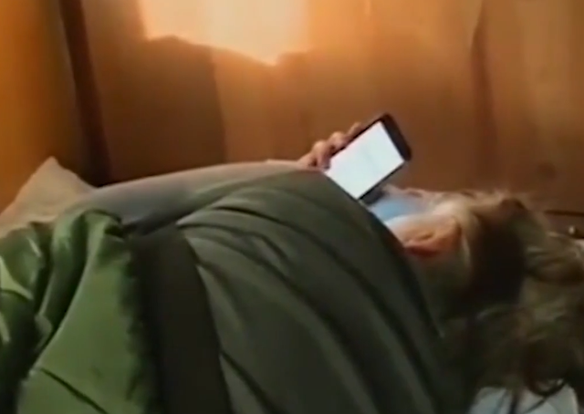 蓦然一牟 大妈霸占房产7年拒不配合，法官带人来清场，用担架抬走罚款5万！