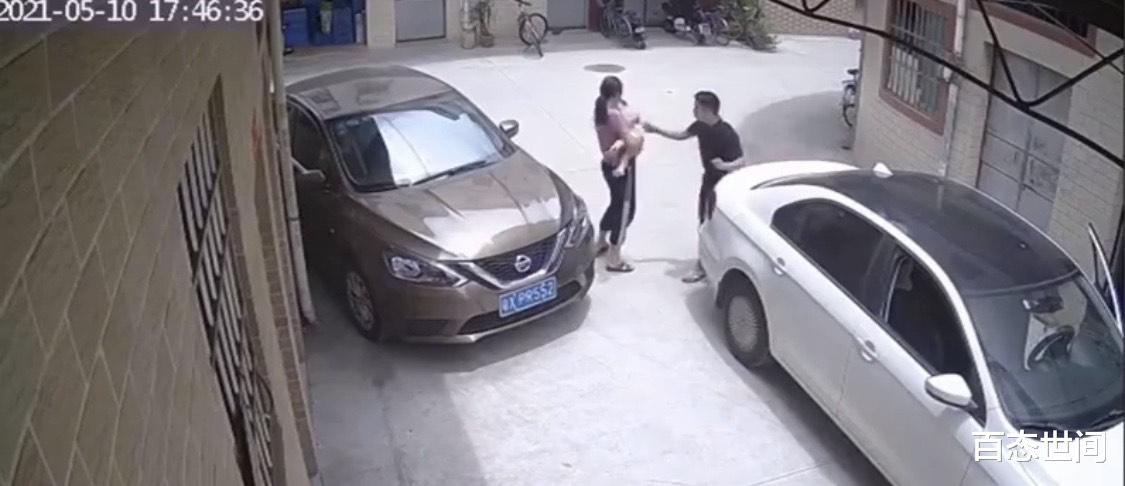 百态世间 佛山一幼童被粗心妈妈临时放在路中央，被刚巧经过的轿车碾压而过