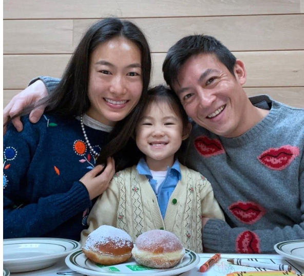 陈冠希|女粉丝晒与陈冠希合照，两人甜蜜拥抱手拉手，网友指责不太合适