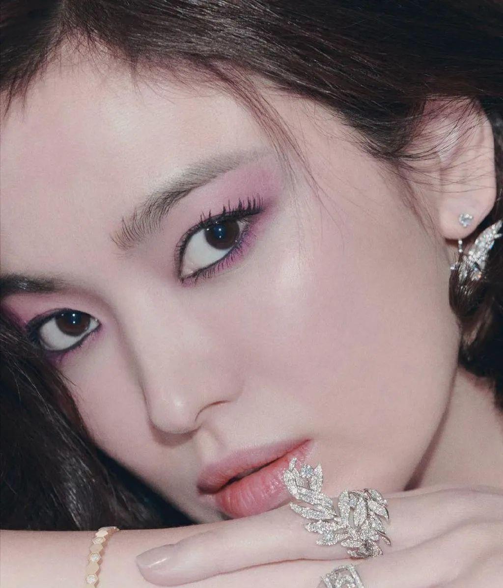 眼影|能Hold住“死亡绿眼影”的，也只有周也了吧！