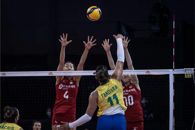 张常宁|大冷门!中国女排3-2力克巴西止住4连败,张常宁打疯了狂轰36分