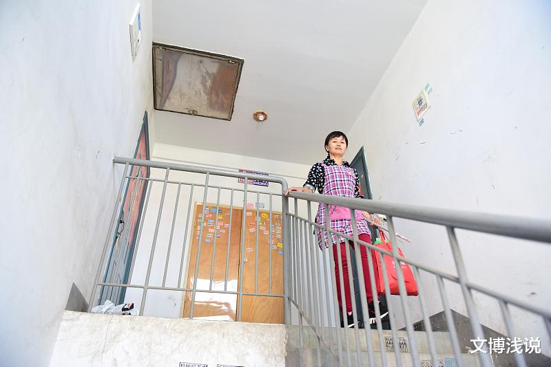 文博浅说|45岁女人自述：嫁给35岁的男人，他真是粘人了，让人受不了！
