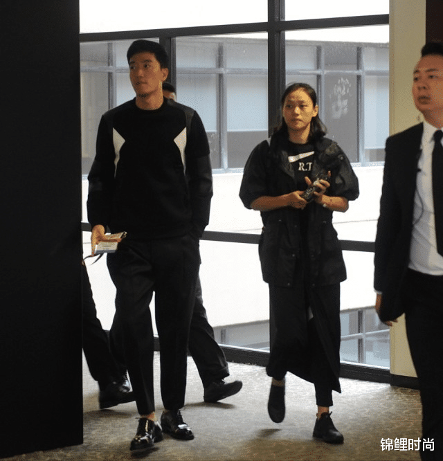锦鲤时尚|刘翔退役6年成模范老公，和妻子同穿T恤挺随性，步伐一致显恩爱