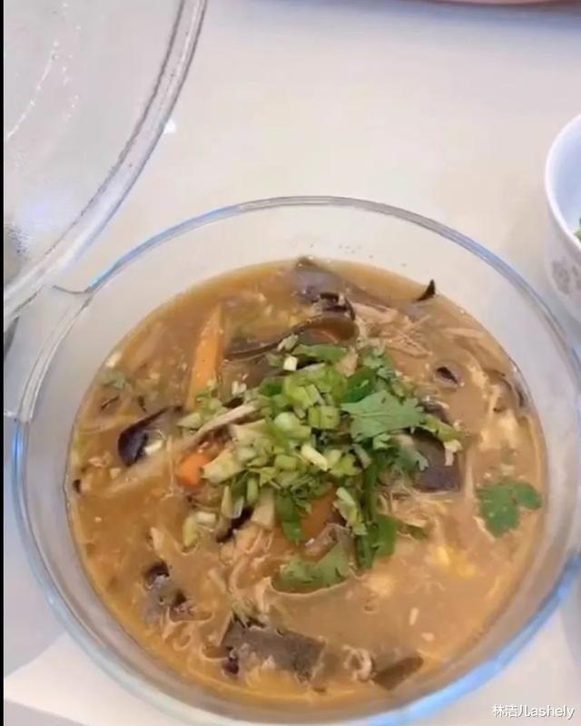 尹正|拍戏多年没大火，如今却靠“吃播”，成了明星美妆博主中的顶流？