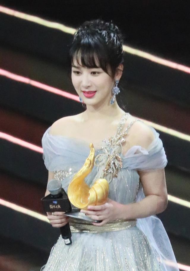 猫姐穿搭经 难怪杨紫不和一字肩裙“断舍离”，当她穿上之后，脖颈修长真美