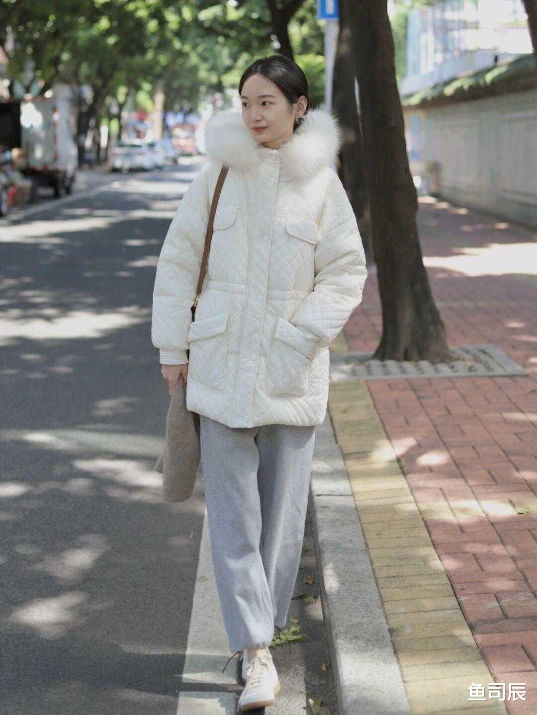 鱼司辰 初冬一定要备上一件纯白羽绒服，提亮肤色、减重减负，全靠它