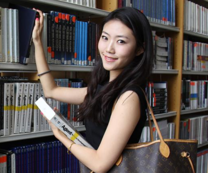 |父母要求研究生女儿考公务员，放弃腾讯的就业机会，网友议论纷纷