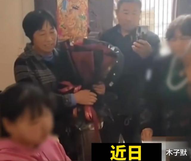 木子默 “订婚仪式”走红，18岁残疾女孩面无表情，网友：在线劝退