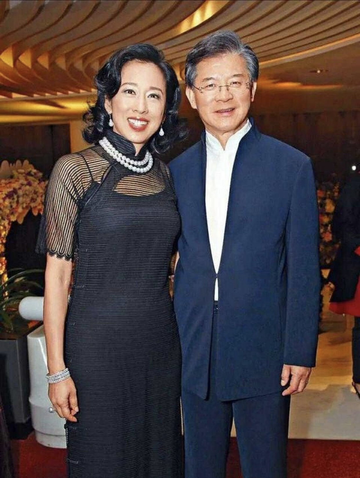 闲鱼有话说|朱玲玲同框小12岁杨婉仪，穿搭低调不抢镜，手中包包撑起阔太气场