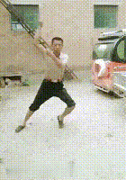 “为了庆祝基友退役归来,一男子竟换上女装欢迎?”