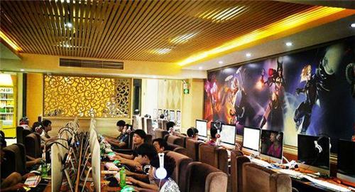 李业爱美食 网吧老板为什么不敢走“蹭睡”的人？并非好心，其中有“猫腻”