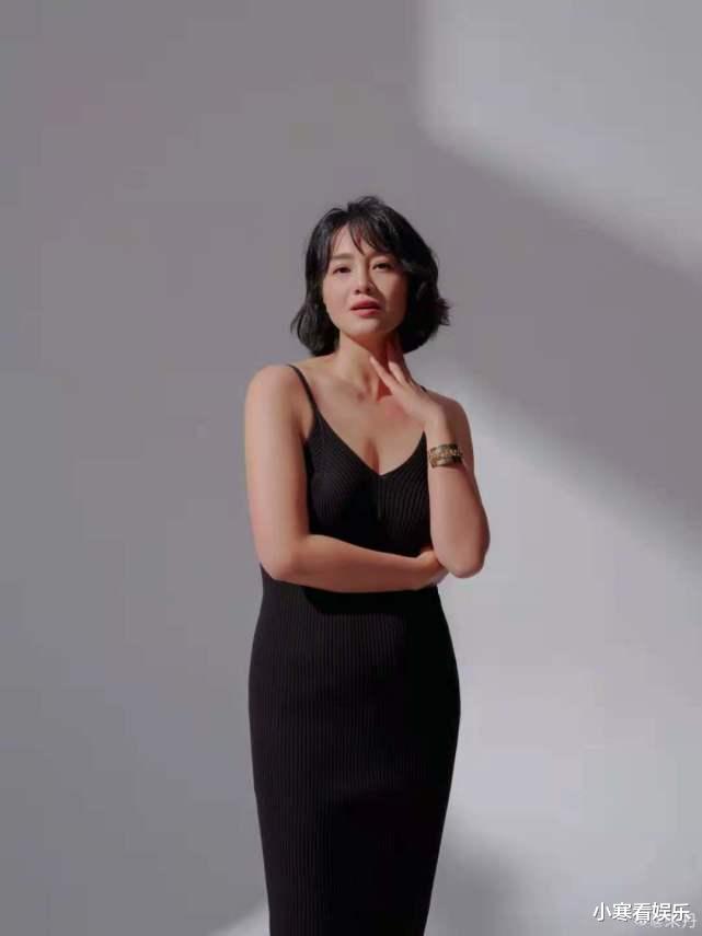 刘亦菲|朱丹首次晒二胎照片,单手抱娃逛街超娴熟,大腹便便产后恢复不理想