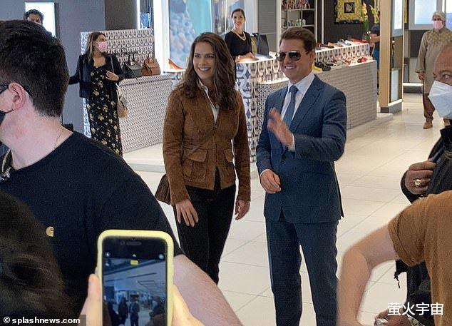 汤姆·克鲁斯|59岁阿汤哥车站拍戏，穿西装帅气依旧，和小20岁“女友”真般配