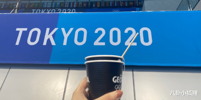 倪妮|毫无阔太架子！郭晶晶为好姐妹陈诺琳做奶茶，无名指婚戒抢镜