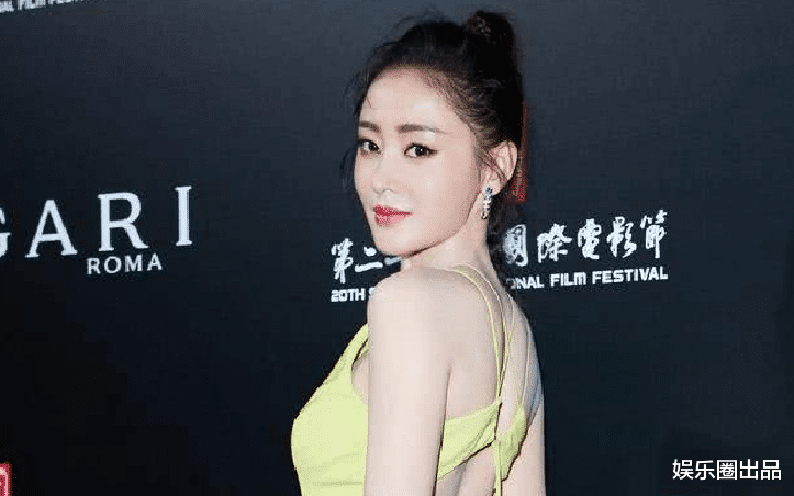 张天爱|张天爱尝试吊坠长裙，背面比正面更撩人，侧身摆拍无懈可击