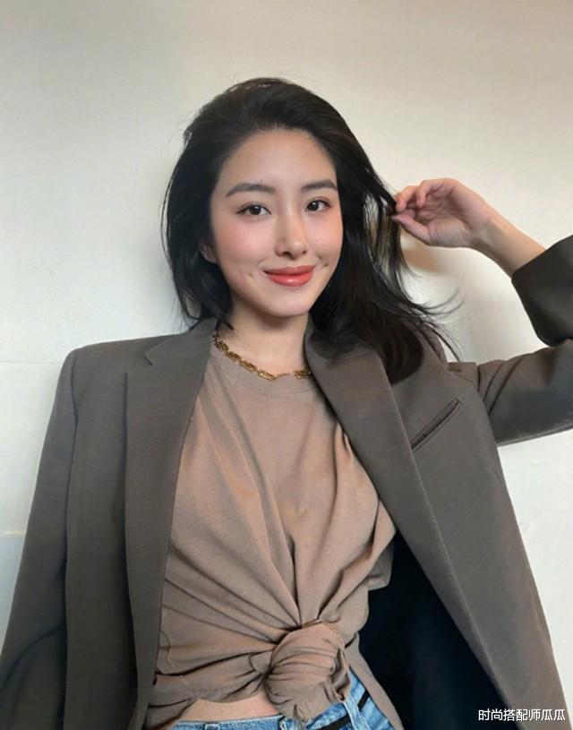 时尚搭配师瓜瓜|建议45岁的女人少穿一身花！这3种“简约色”才真高级，穿上准美