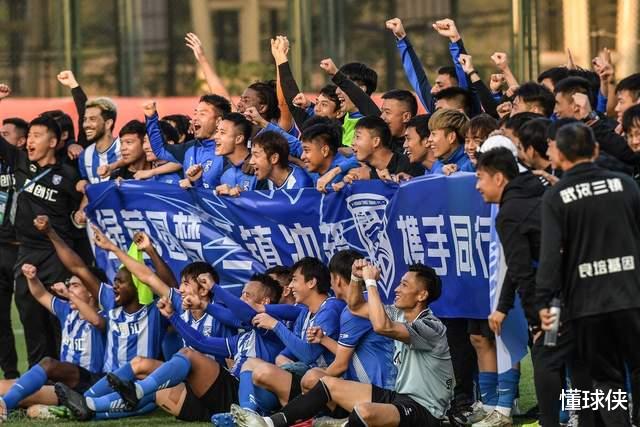 武汉三镇|离奇2-0！武汉三镇赢了，6+3+2，首支冲超队诞生，梅州客家要逃亡
