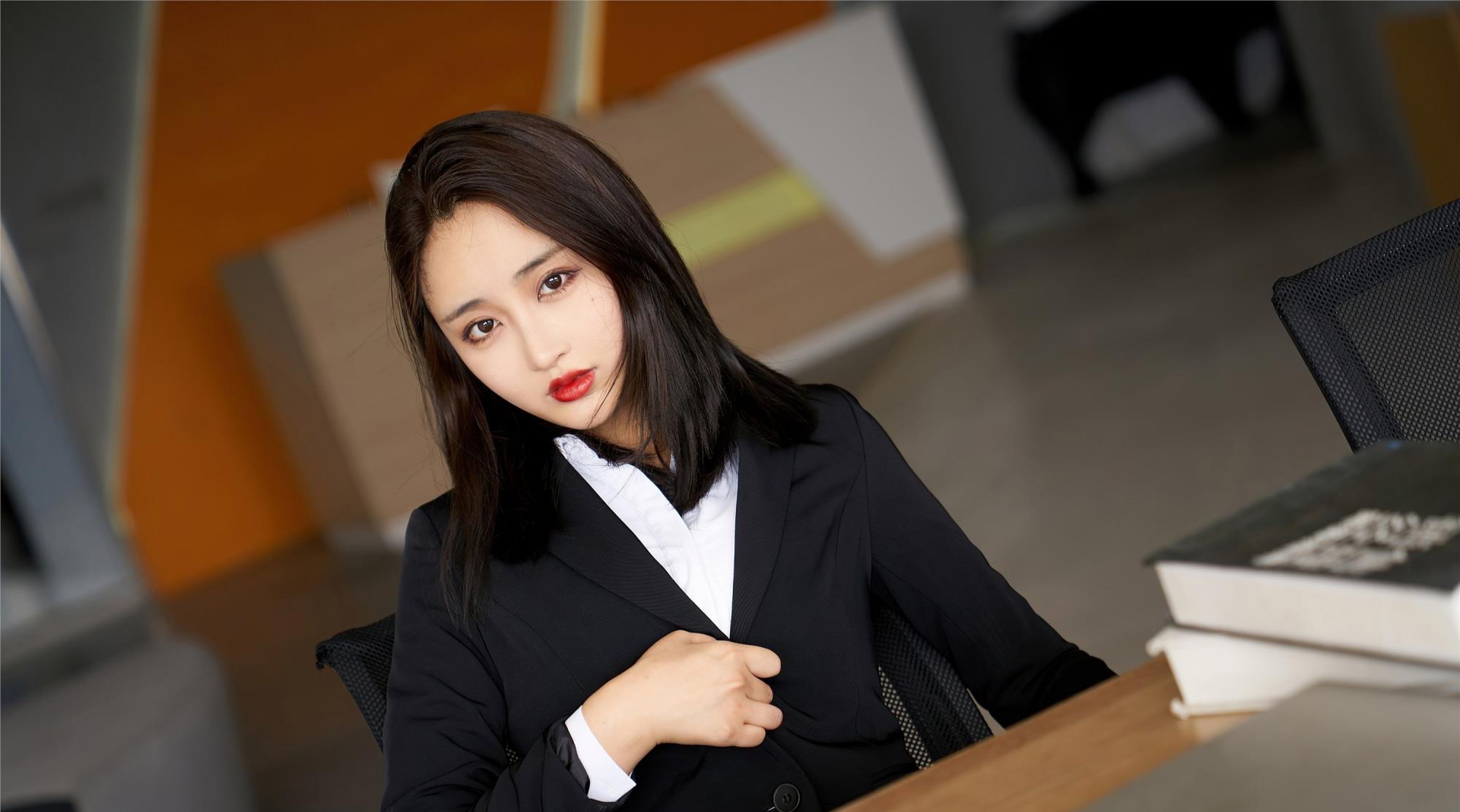 百里守刖|黑色的西装内搭白色的衬衫,经典的黑白搭配简约时尚有气场