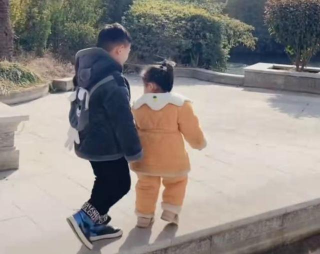 躲进你的身体|给女儿换了便宜奶粉，爸爸心疼得直掉泪，宝妈表示会一直陪着他