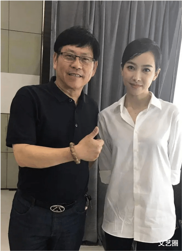 迪丽热巴|26位当红女星未修图曝光，与同一位工作人员合影，热巴惊艳赵丽颖温柔