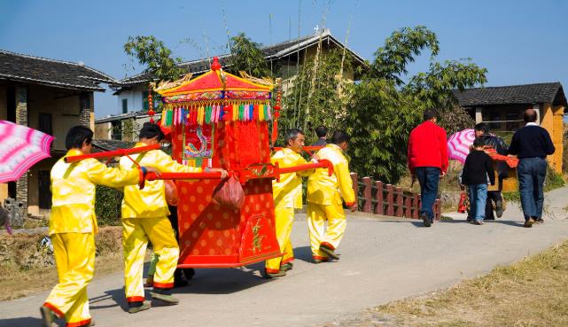 我是妈妈|农村娶妻彩礼\"又升级\"了?女方要求\"2甩3边4轮\",农民又难了