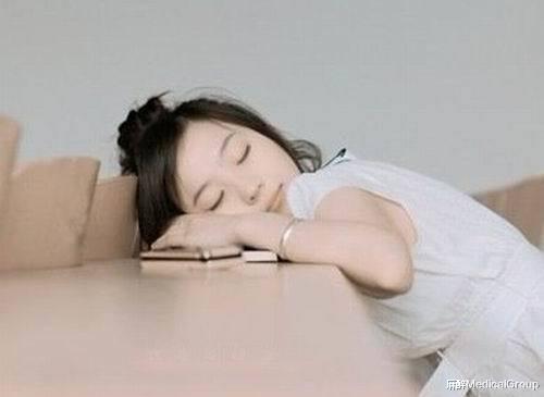 麻醉MedicalGroup|长时间玩手机，当心颈椎病找上门