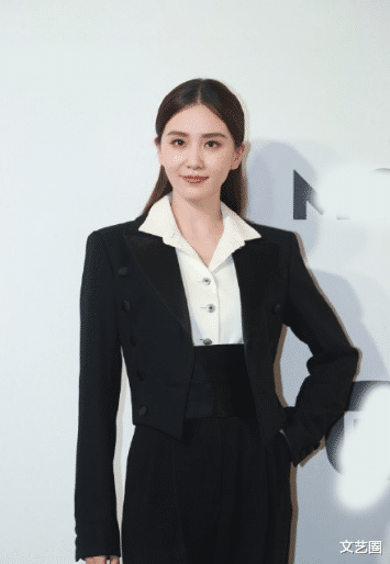 刘诗诗|众女星走红毯：杨幂刘诗诗挽手同行却冷落了唐嫣，女主持人因身高遭网络暴力