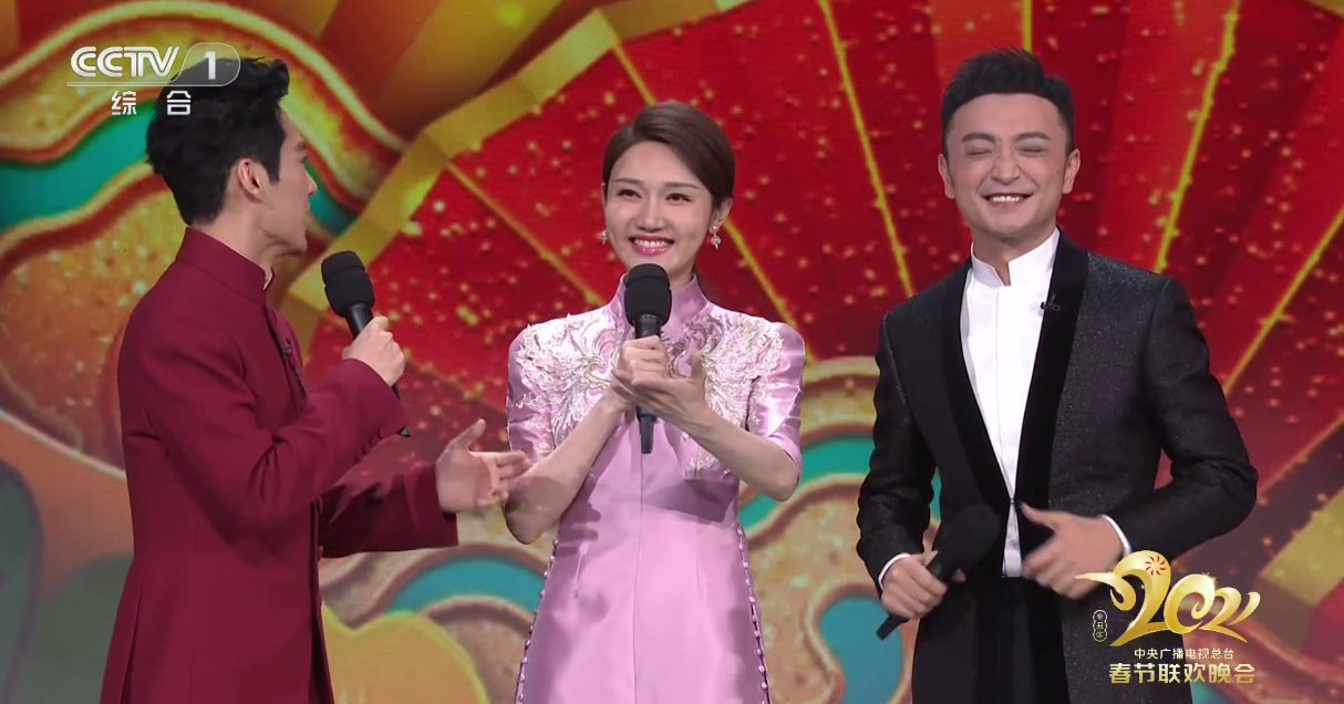王鹤润|央视主持人龙洋春晚出现“抢词”失误，笑容僵硬，尼格买提救场