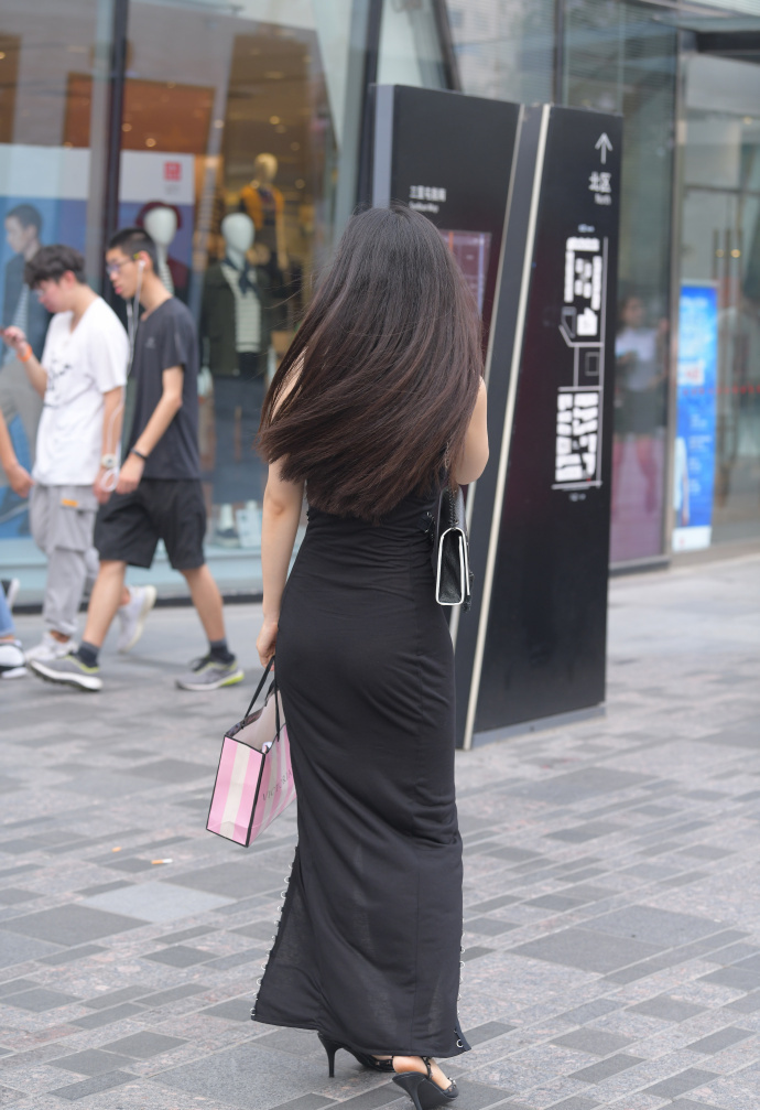 刘敏涛|“大姐姐”的时尚开叉裙，既有气场又有气质，轻松秀出“大长腿”