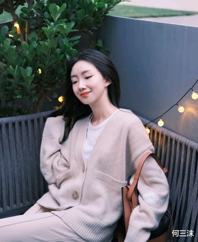 何三沫|针织衫虽然很简约，却能穿出温柔的气质，很适合作为秋装