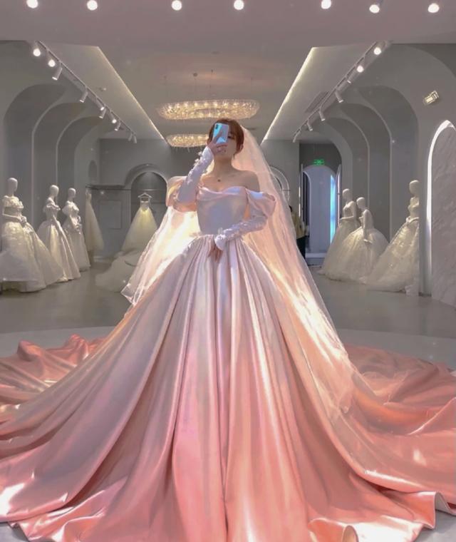 泡沫说情感|心理学：你第一眼喜欢哪套婚纱？测你容易被烂桃花缠身吗？