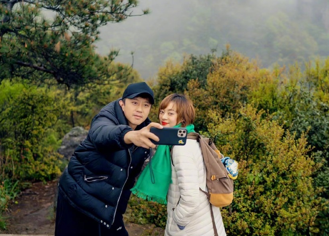 邓超|邓超一家合照:孙俪和儿子酷似复制粘贴,女儿展现家族强大基因